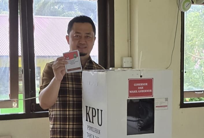 Syahrul Aidi Mencoblos di TPS 005 Kumantan, Berikut Pesannya kepada Masyarakat